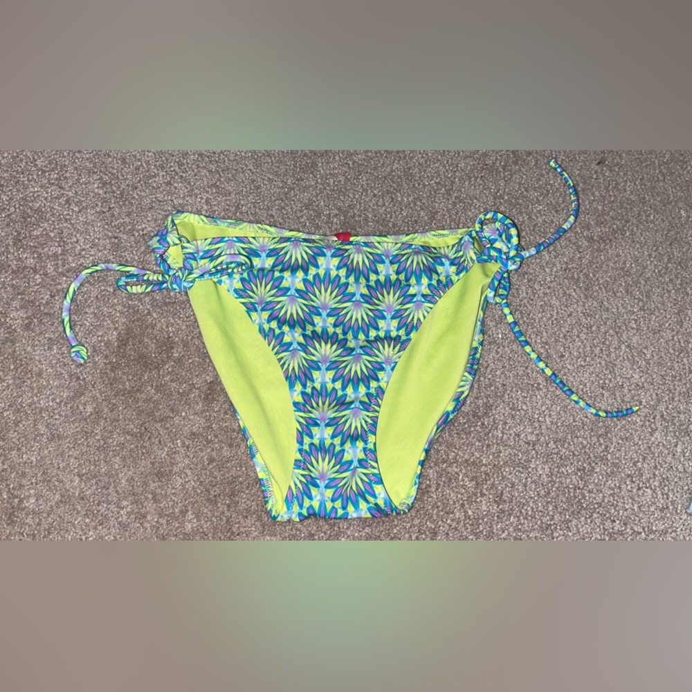 👙 Victoria’s Secret Lime Green with pretty Blue Pattern Bikini Bottoms